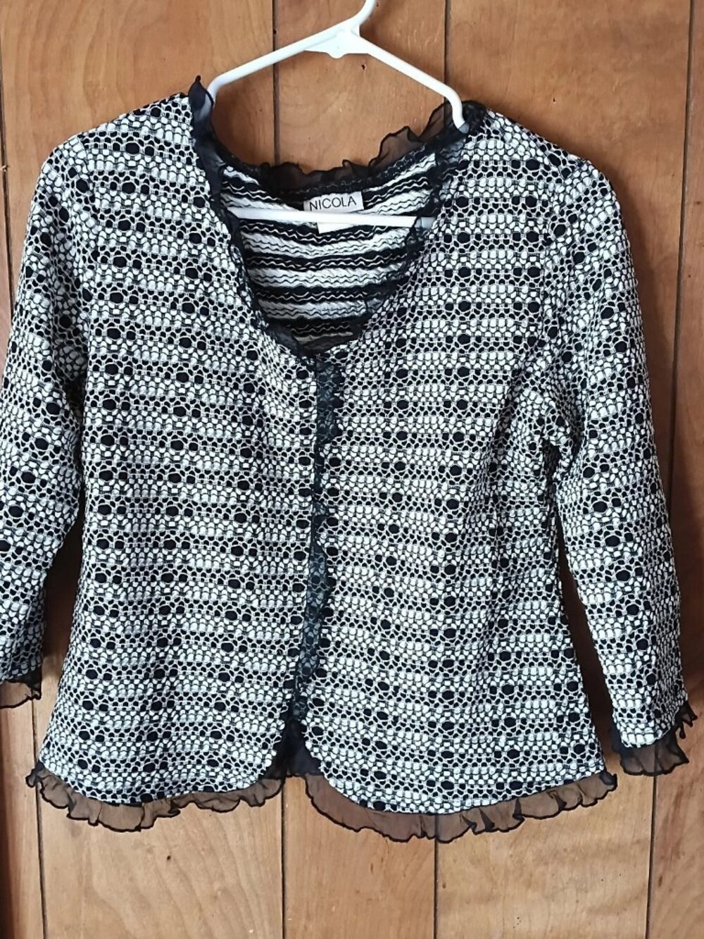 Nicola Women’s Size M Black White Stretch Knit Top 3/4 Sleeve Ruffle Trim Blouse